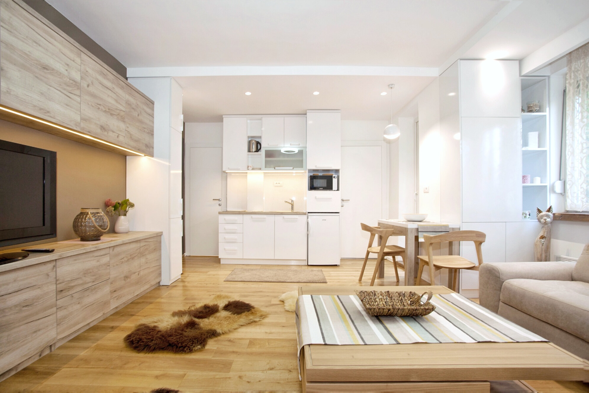 Skadarlija Square Suite - Old Town, Belgrade: Modern suite near Skadarlija, with private entrance, terrace, kitchen, walk-in shower, fast WiFi. Ideal for up to four guests.